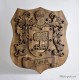 Escudo heráldico grabado en madera