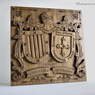 Regalo de escudo de madera con apellidos.