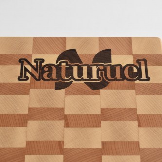 Tabla de madera con logo